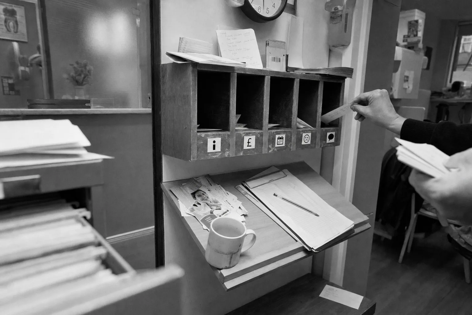 Классификатор разводит сообщения по 5 веткам: инфо / цена / запись / жалоба / свободный